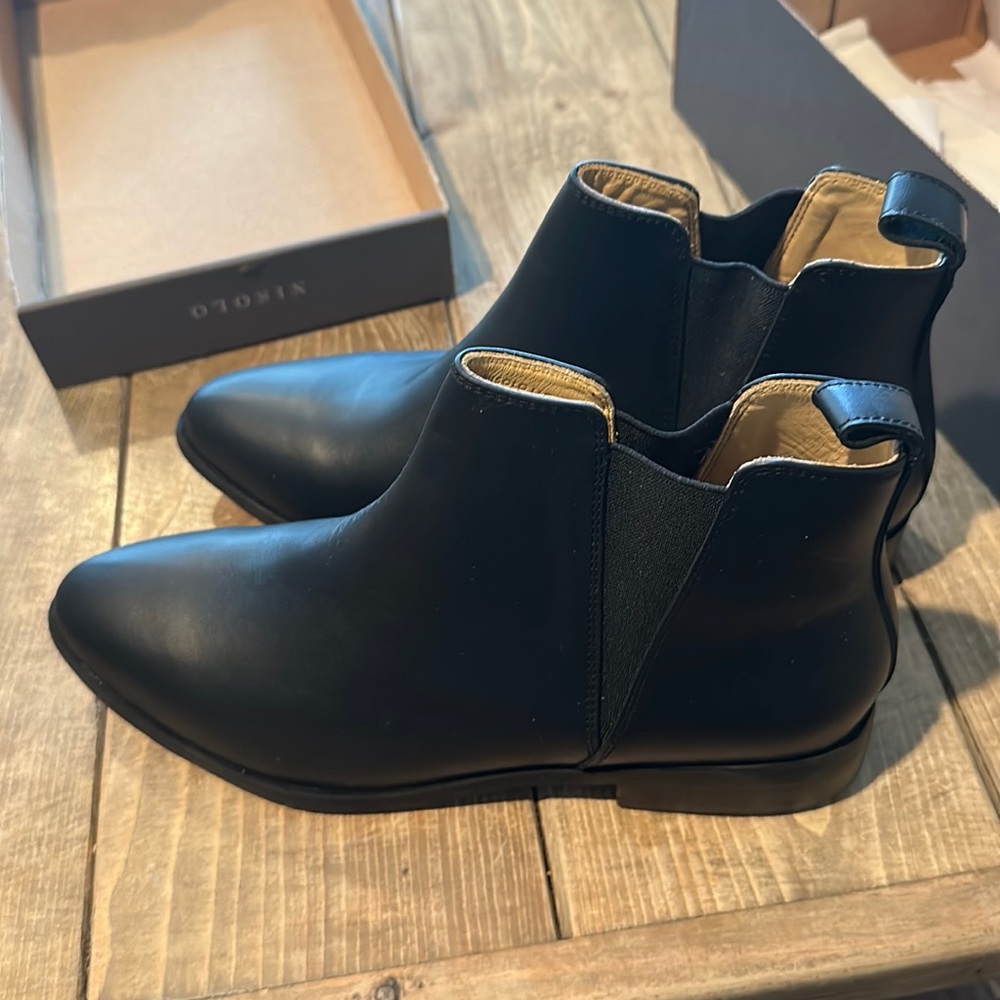 Nisolo Everyday Commuter Chelsea Boots in black